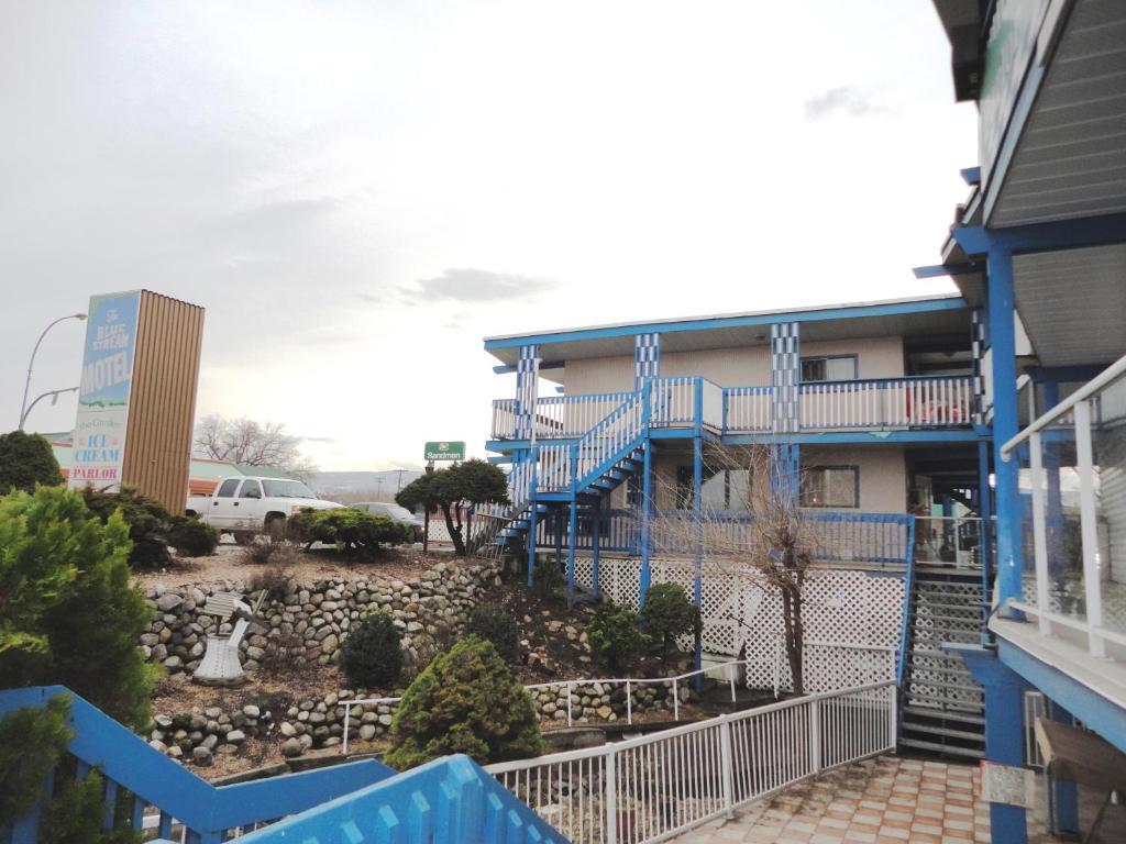 Blue Stream Motel Вернон Екстер'єр фото