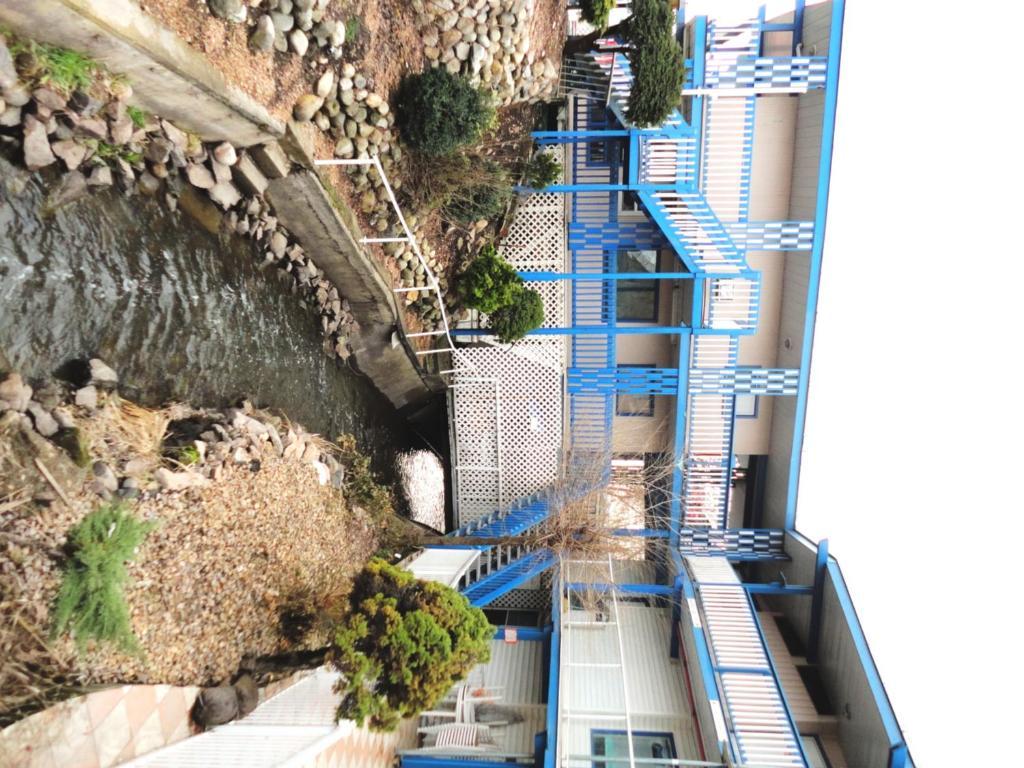 Blue Stream Motel Вернон Екстер'єр фото